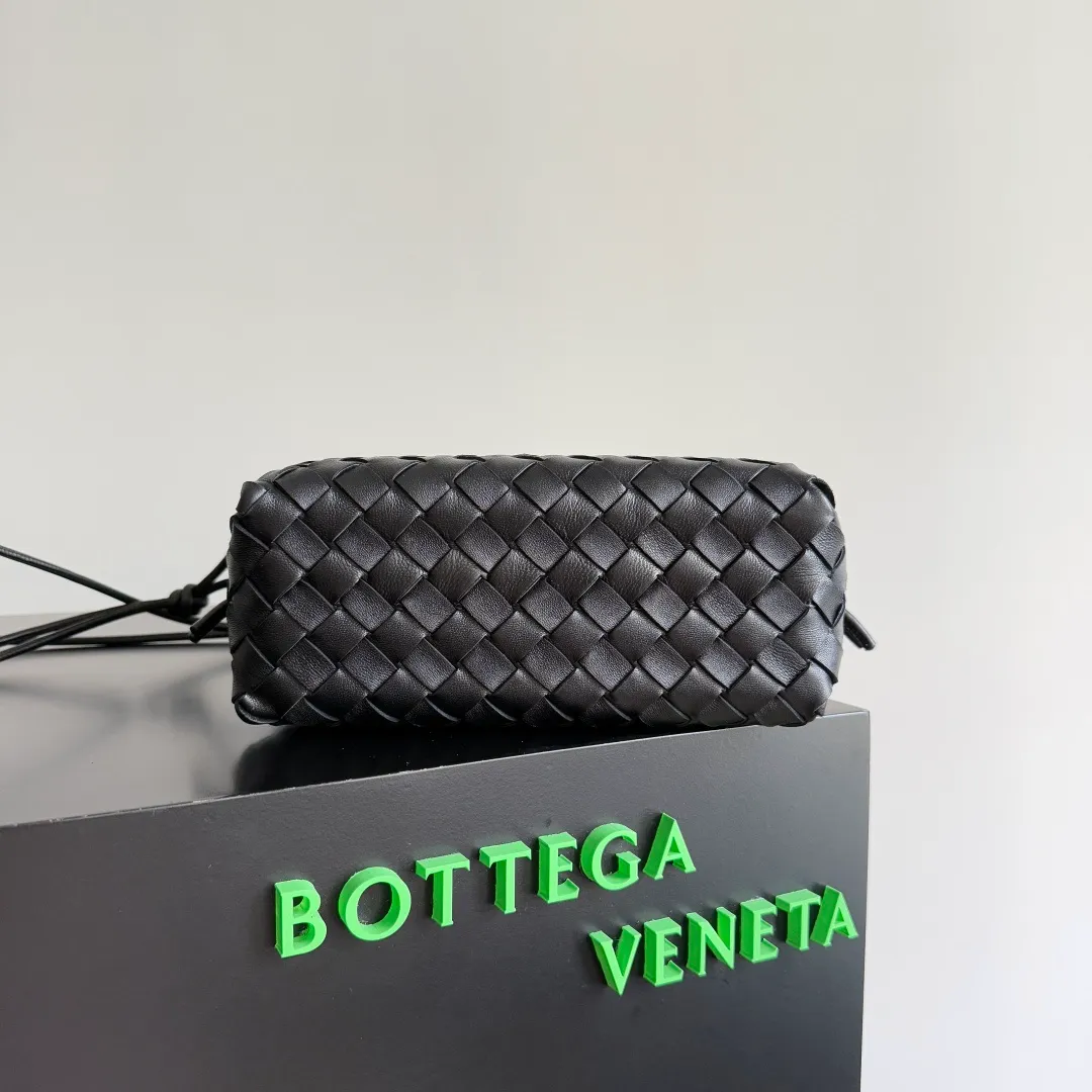 Batch 1260 𝗕𝗼𝘁𝘁𝗲𝗴𝗮 𝗩𝗲𝗻𝗲𝘁𝗮———— The latest version of the loop camera bag💥 at BV’s King of Cost-Effectiveness counter, large woven texture➕As always, ultra-high-quality lambskin, with zippers and adjustable drawstrings, it is especially suitable for the belly💫It can hold anything, and it is very light in weight, suitable for🈴️girls of all ages, size: 22*15*8cm, style number: 680255